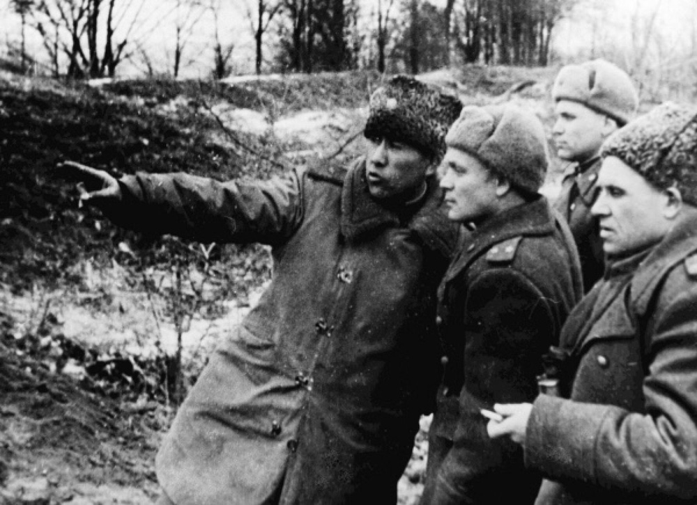 Генерал Сабир Рахимов (1 слева) дает указания офицерам перед началом операции по освобождению города Солоба. Фото ©РИА Новости