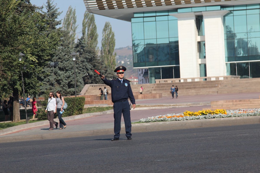 Регулировщик на перекрестке у дворца Республики. Фото ©Дмитрий Хегай