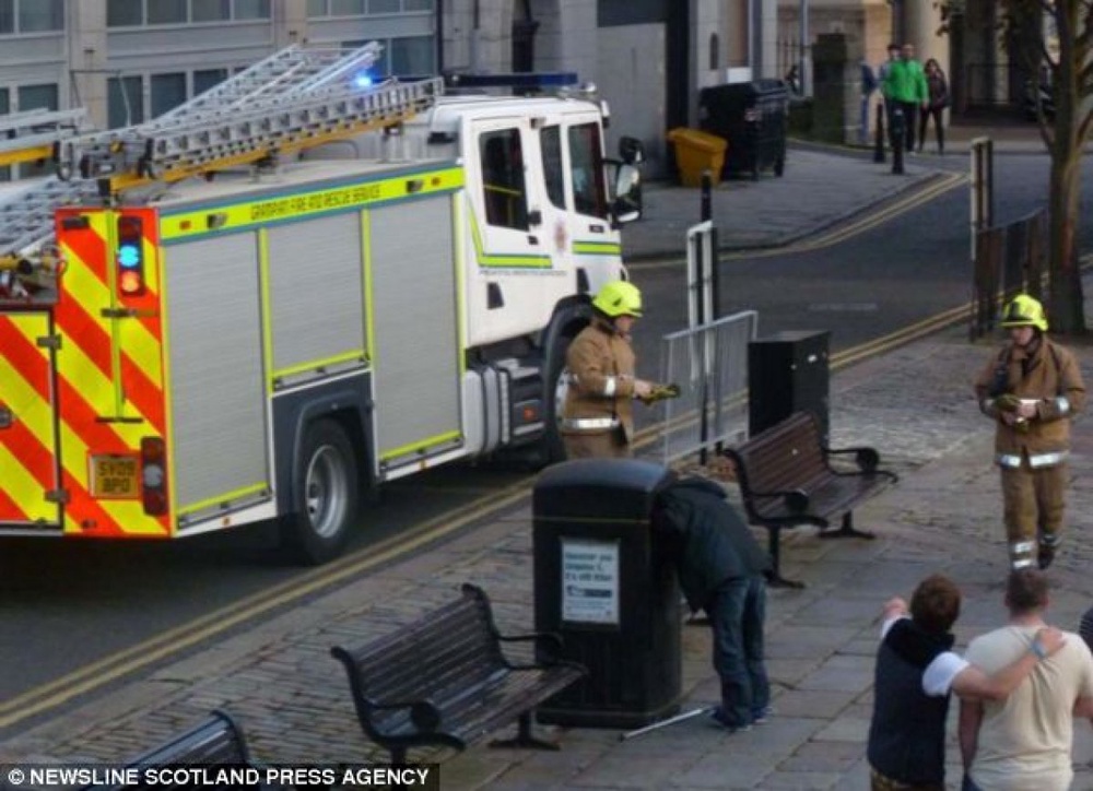 52-летний шотландец застрял в мусорном баке. Фото с сайта dailymail.co.uk