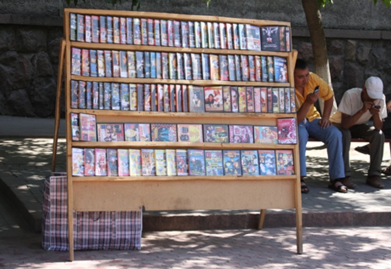 Продажа ДВД дисков в Алматы. Фото ©Ярослав Радловский
