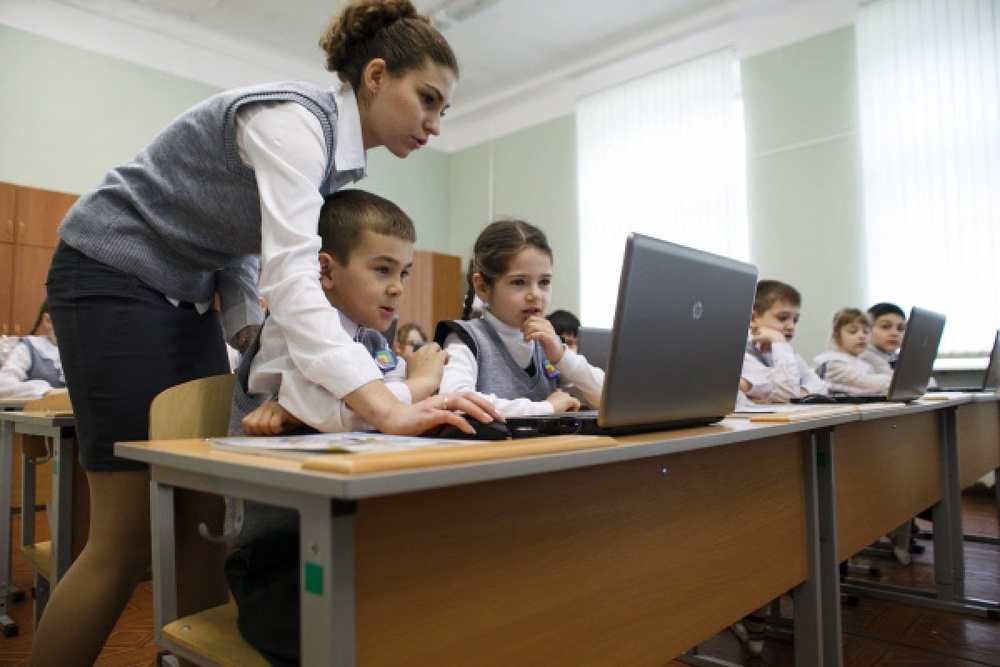 Учитель математики ведет урок в одном из начальных классов. Фото ©РИА Новости