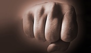 Казахстанские и индийские рабочие подрались на острове D из-за очереди в чайхане