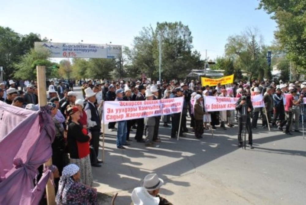 Митинг сторонников Камчибека Ташиева, Садыра Жапарова и Таланта Мамытова в Джалал-Абаде. Фото с сайта 24kg.org