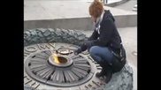 Украинку наказали за жарку яичницы на Вечном огне