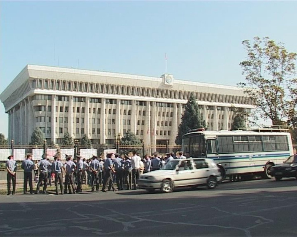 Милиция у Белого дома в Бишкеке. Фото ©tengrinews.kz