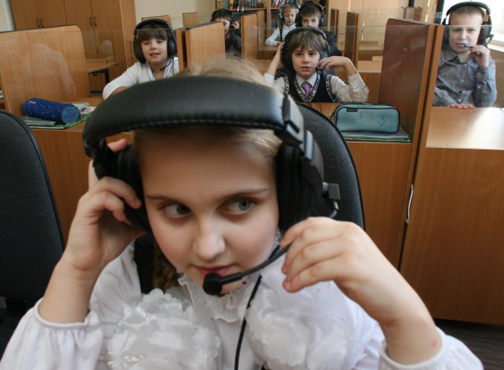 Ученики занимаются в лингафонном кабинете. Фото ©РИА Новости
