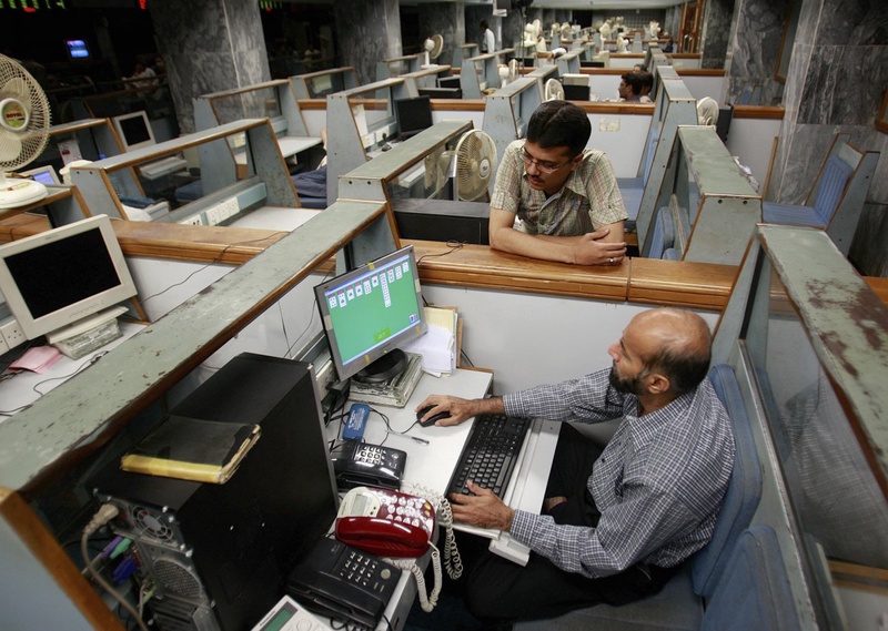 Работа в офисе. Фото REUTERS/Athar Hussain©