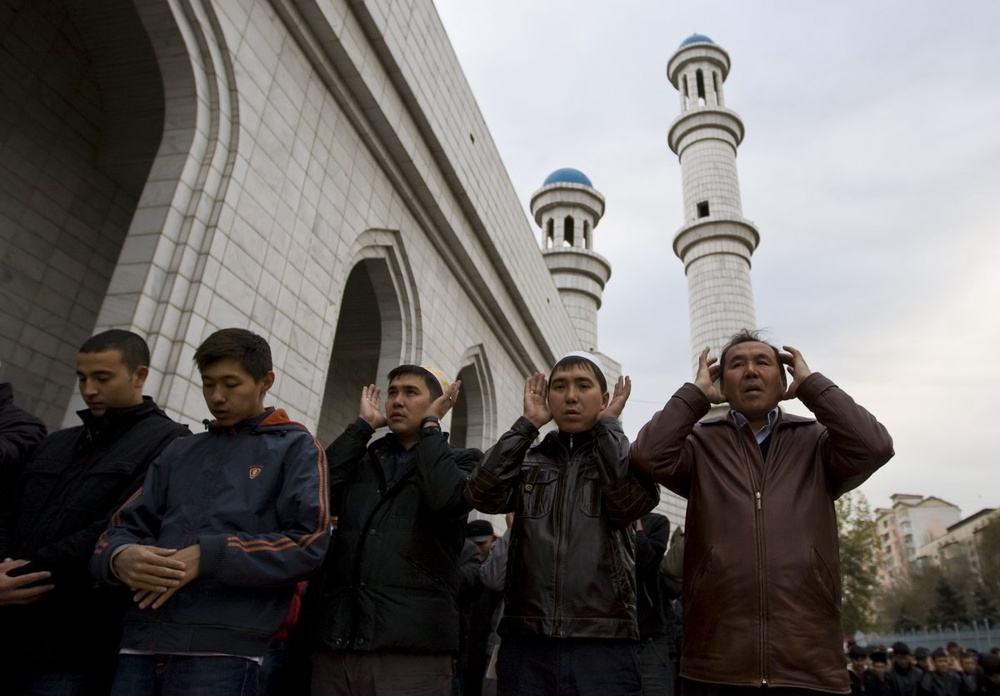 Молящиеся во дворе Центральной мечети в Алматы. Фото ©REUTERS