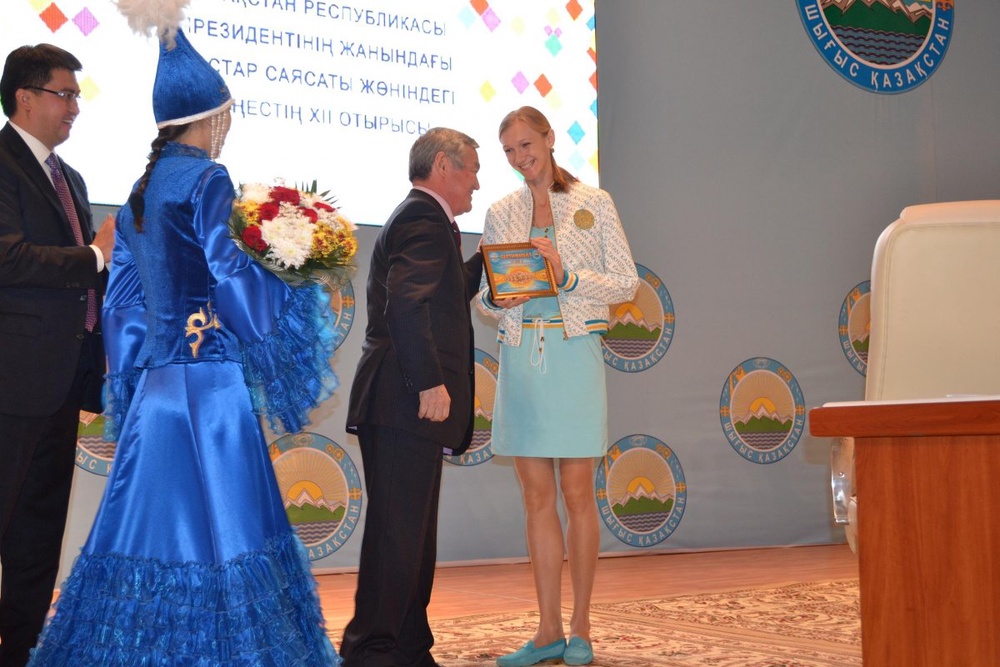 Ольга Рыпакова получила обещанные 50 тысяч долларов. Фото предоставлено информационным центром ВКО.