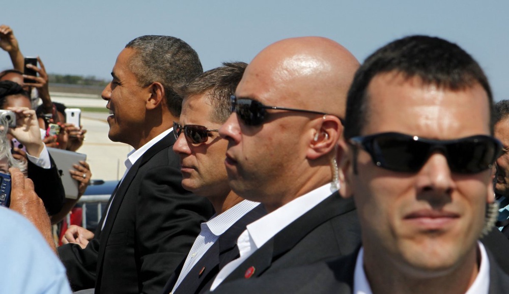 Президент США Барак Обама в окружении агентов Секретной службы США. Фото ©REUTERS