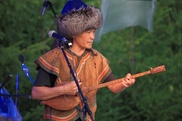 Алтайский музыкант привез на фестиваль The Spirit Of Tengri освященную шаманом домбру