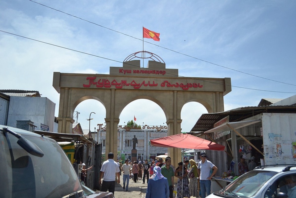 Центральный вход на рынок "Кара-Суу". Фото с сайта flickr.com