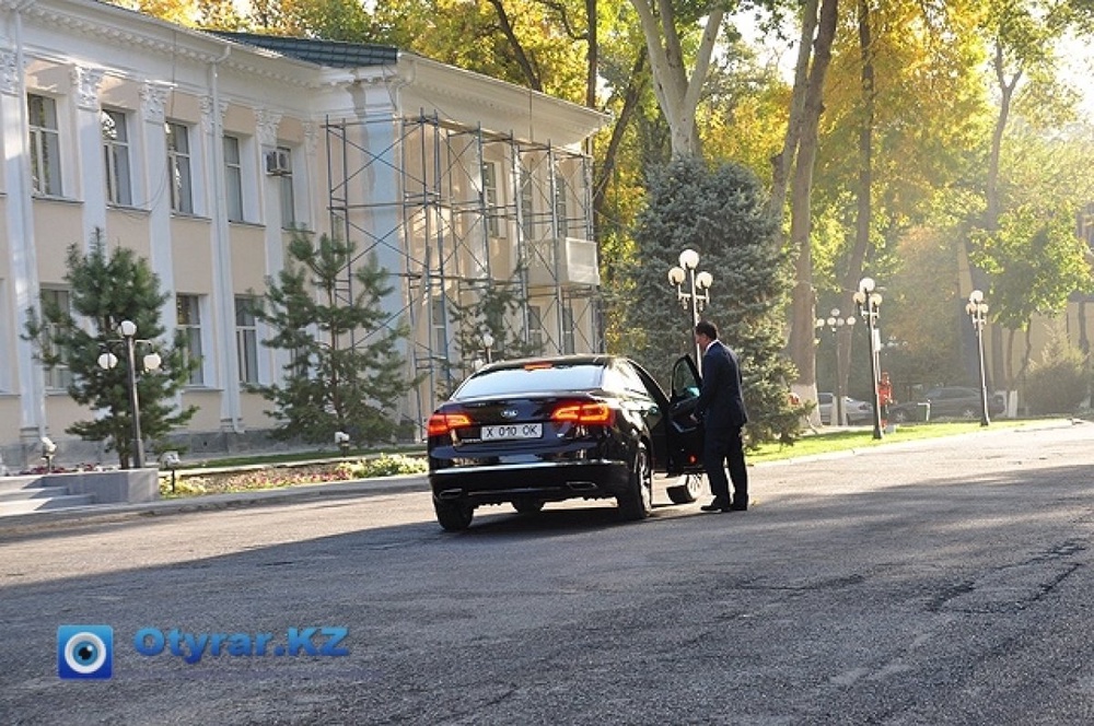 Аким Шымкента ездит на служебной Kia Cadenza. Фото с сайта <a href="http://otyrar.kz" target="_blank">otyrar.kz</a>