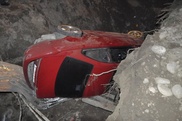 ФОТО: В Алматы спорткар свалился в траншею