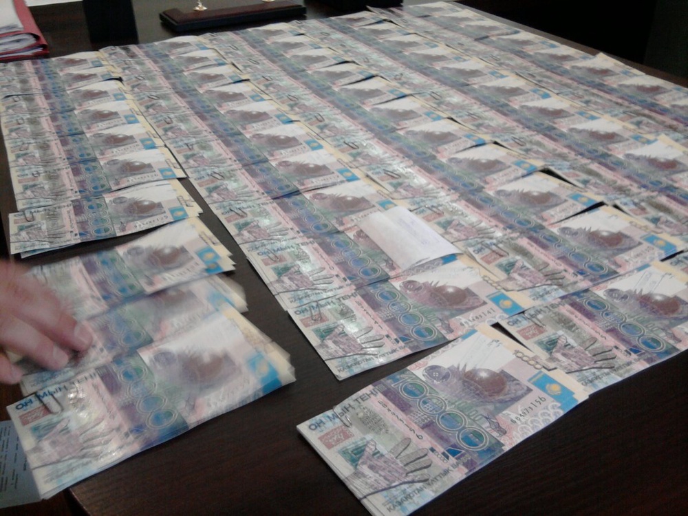 Фальшивые денежные купюры. Фото Tengrinews