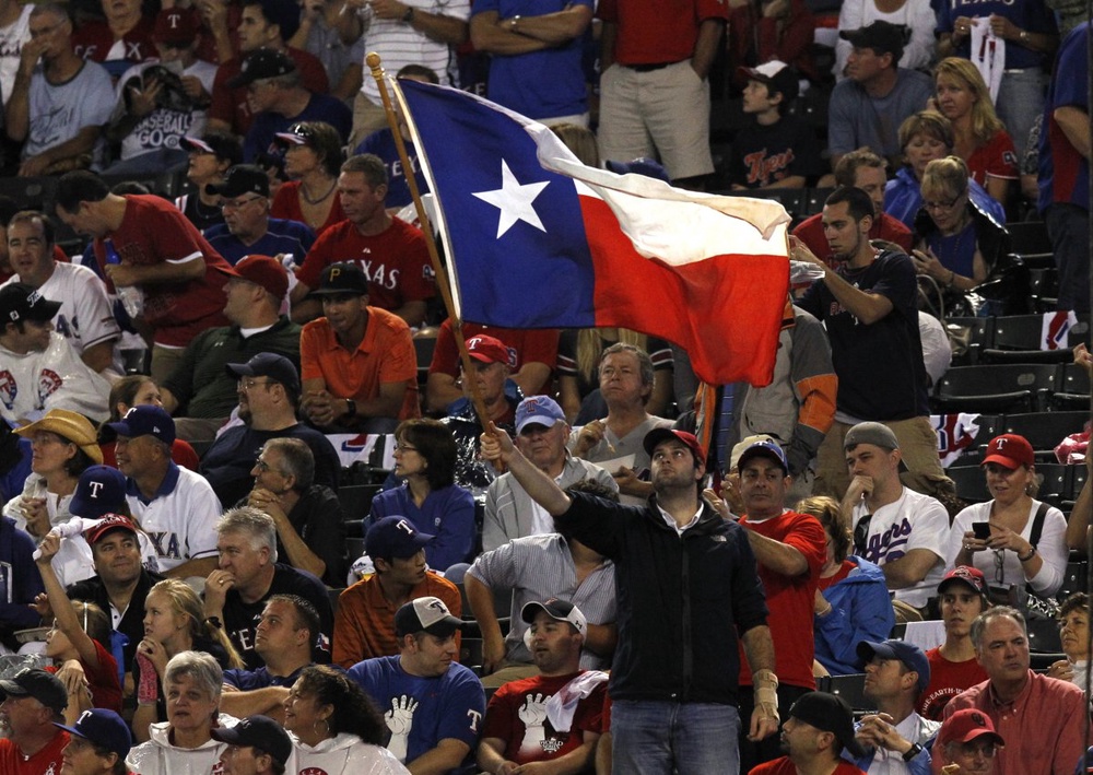 Мужчина с флагом штата Техас. Фото ©REUTERS
