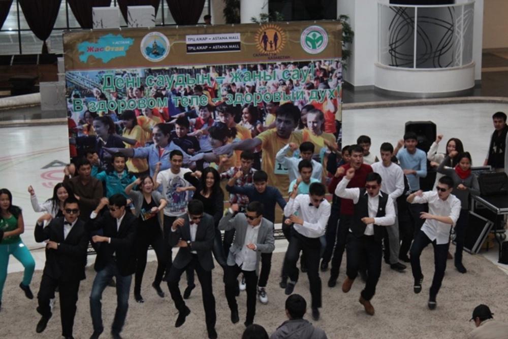 Молодежь исполнила зажигательный танец "Gangnam style". Фото Шынар Оспанова ©