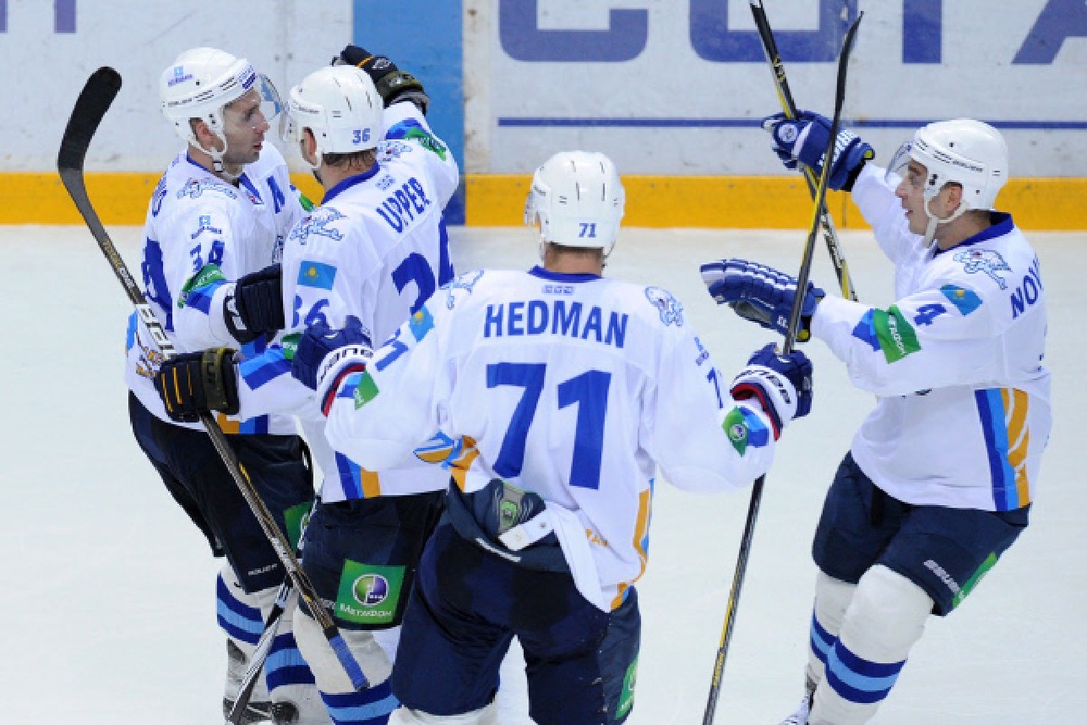 Хоккеисты "Барыса" празднуют победу. Фото РИА Новости