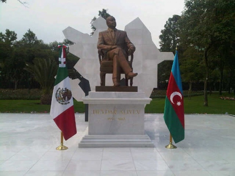 Памятник Гейдару Алиеву в Мехико. Фото с сайта aze.az