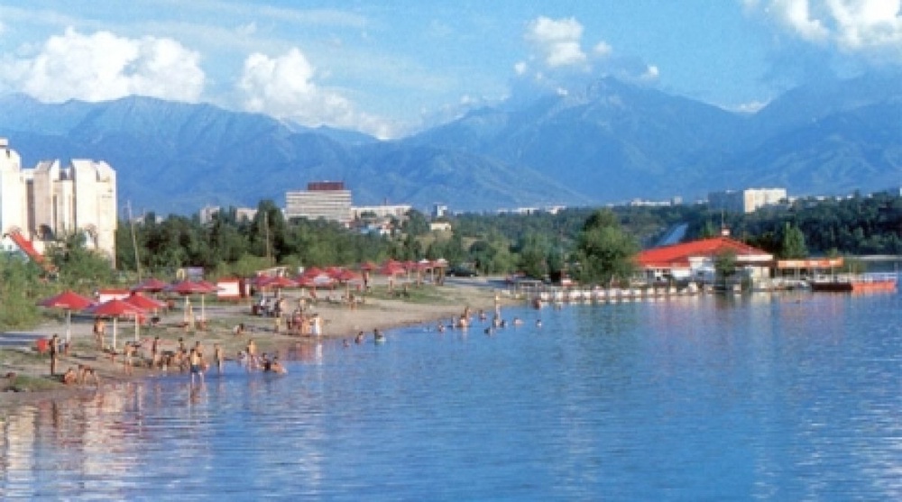 Озеро Сайран в летний сезон. Фото из архива Tengrinews.kz