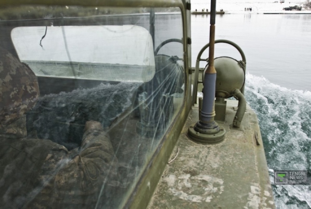 Осмотр водной поверхности на спасательном катере. Фото Владимир Дмитриев©