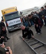 Грузинский силач протащил ухом 8-тонный грузовик