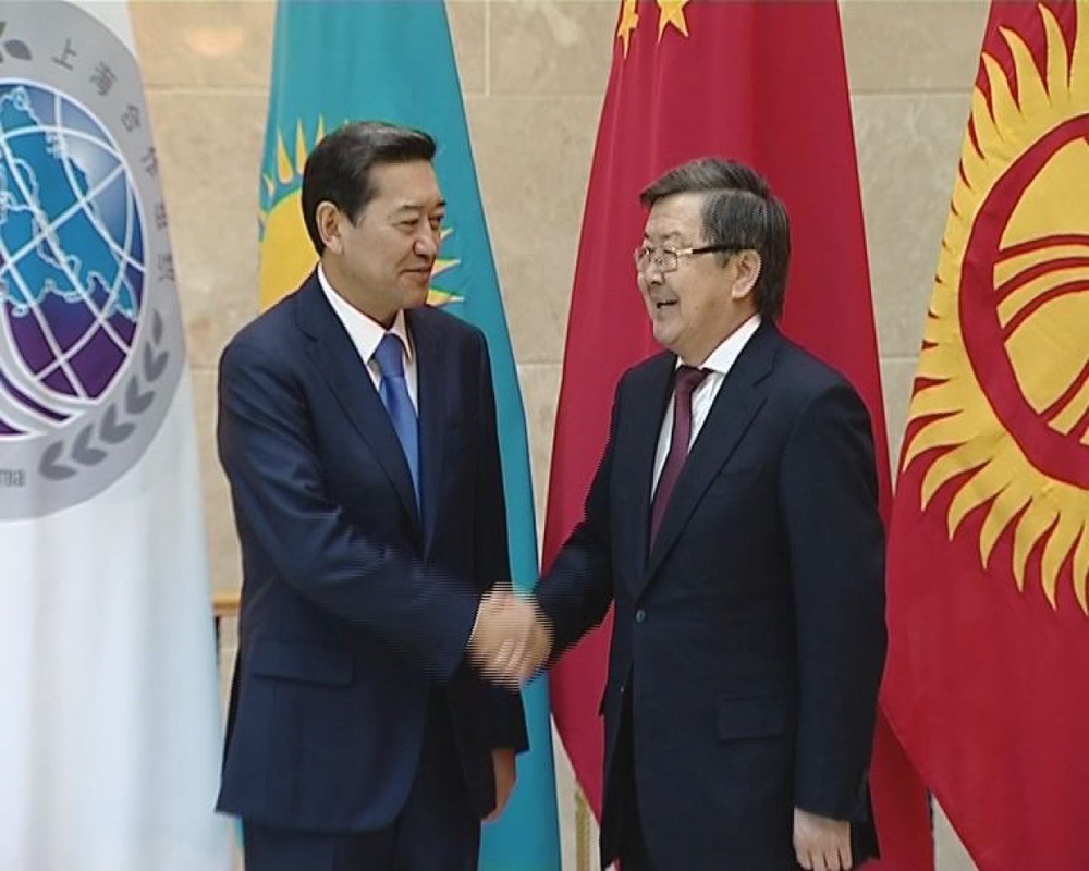 Премьер-министр Казахстана Серик Ахметов (слева) на заседании глав правительств стран ШОС в Бишкеке. Фото ©tengrinews.kz