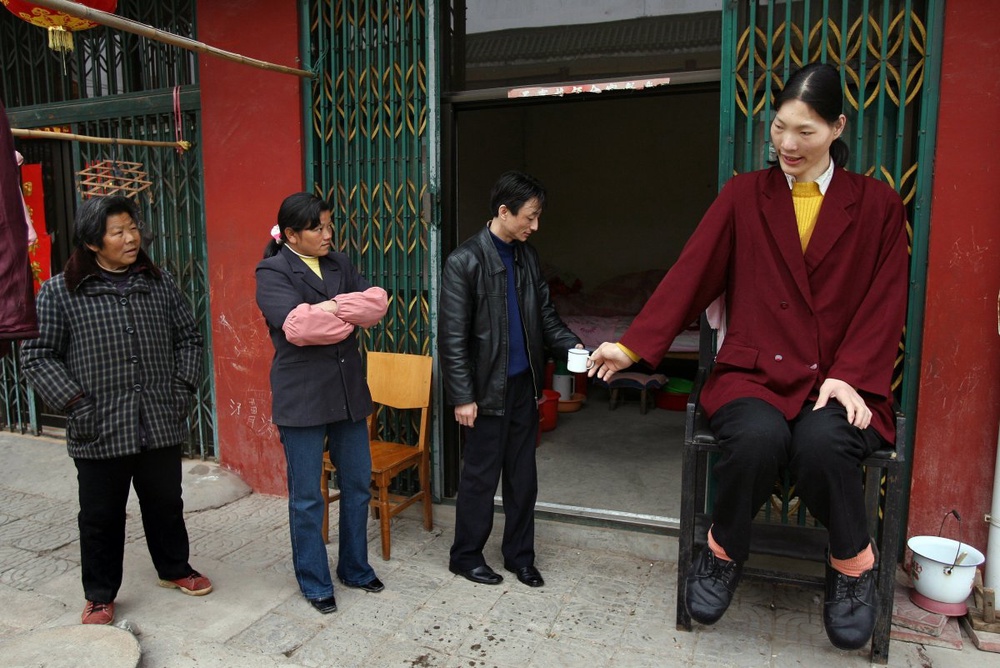Китаянка Яо Дефен, самая высокая женщина в мире, умерла на 41 году жизни. Фото ©REUTERS