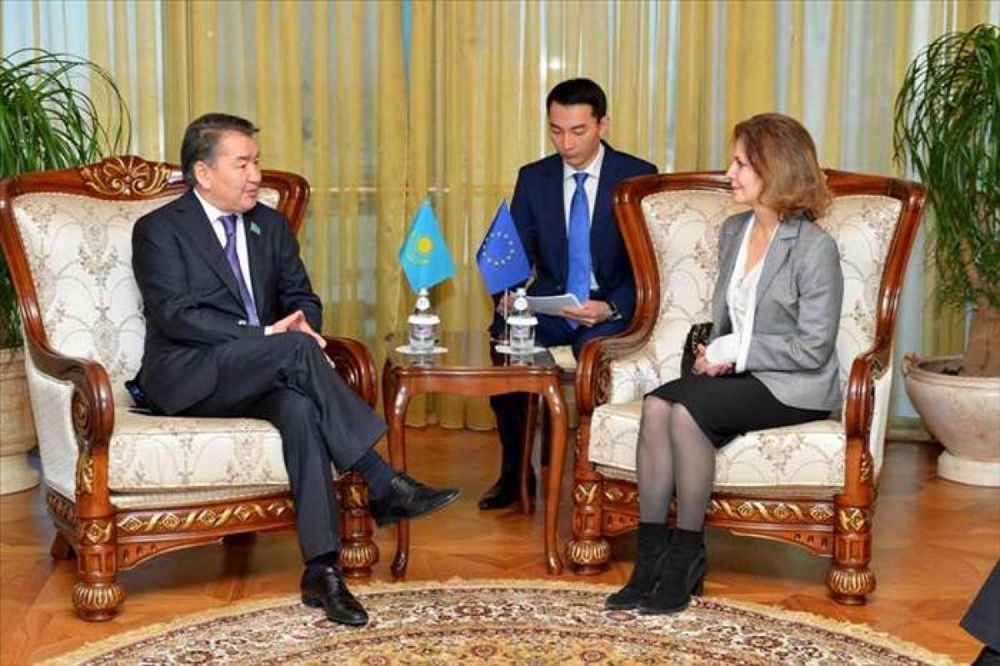 Председатель сената парламента Казахстана Кайрат Мами и посол, глава представительства Европейского Союза в РК Аурелия Бушез. Фото ©parlam.kz