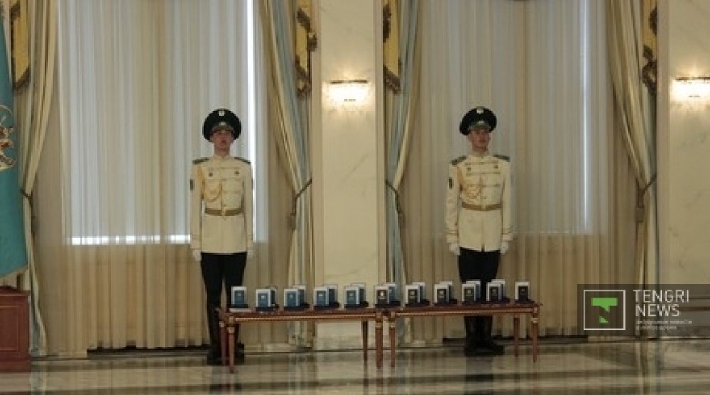 Государственные награды под охраной Национальной Гвардии. Фото ©Максим Попов