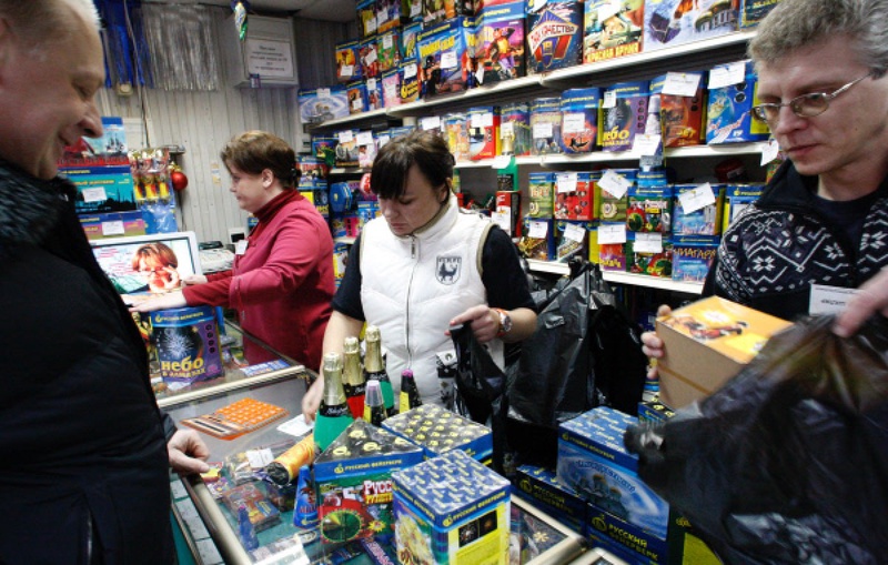 Продажа пиротехники в специализированном магазине. Фото РИА Новости©