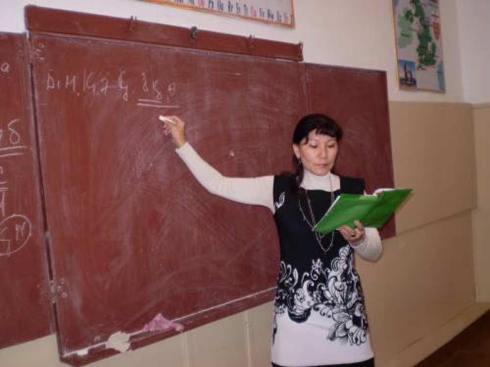 Учитель у доски. Фото с сайта vesti.kz