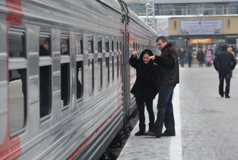 Фото поезда дружбы. Парень на Минском вокзале фото. Поезд Саратов Берлин.