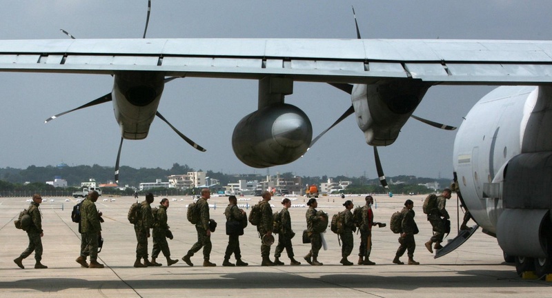 Пехотинцы США при погрузке в самолет. Фото ©REUTERS