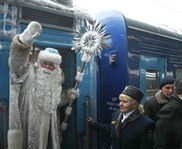 Дед Мороз поздравит казахстанцев на железнодорожных станциях в новогоднюю ночь