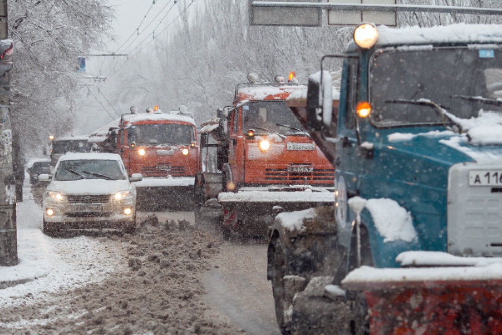 Снегоуборочные машины убирают снег с городских дорог. Фото РИА Новости©