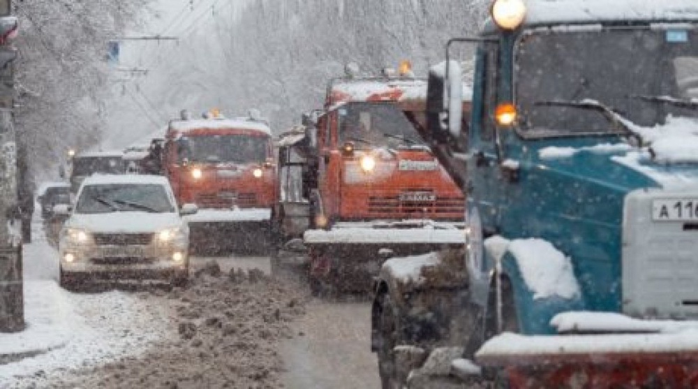 Снегоуборочные машины убирают снег с городских дорог. Фото РИА Новости©