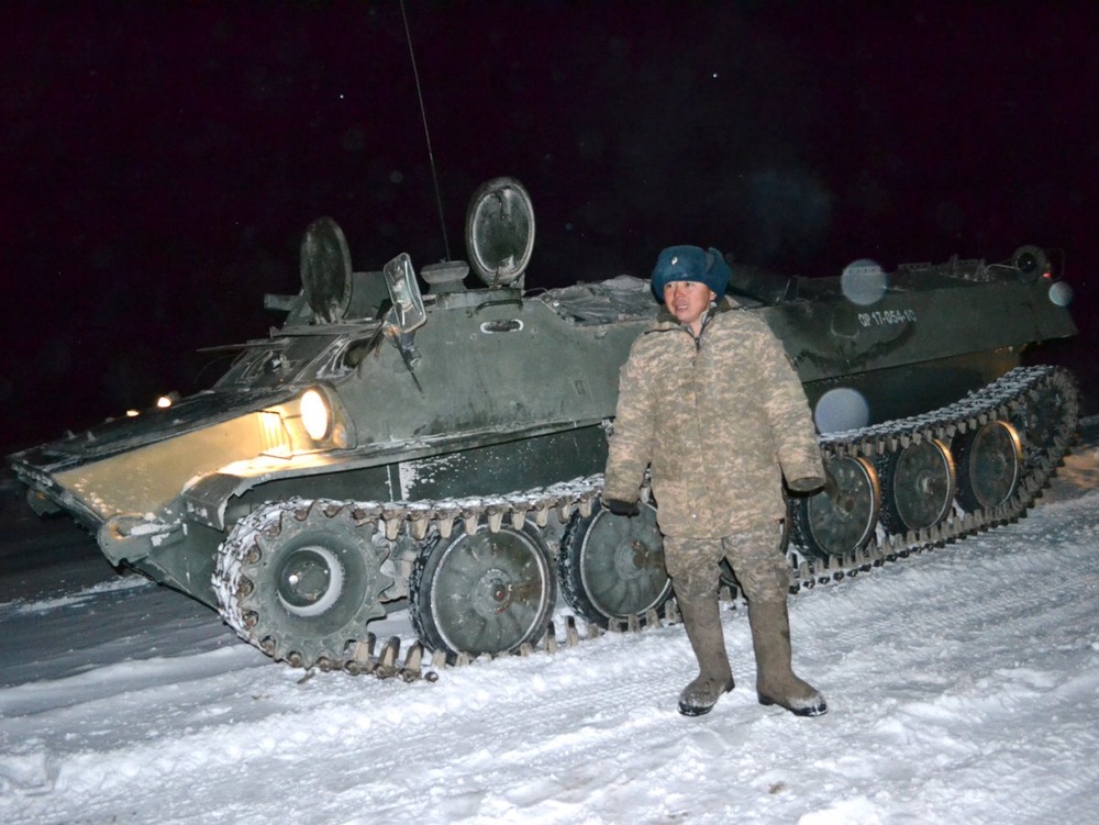Военная спецтехника, использовавшаяся для вызволения автомашин из снежного плена. Фото Дениса Щелкина©