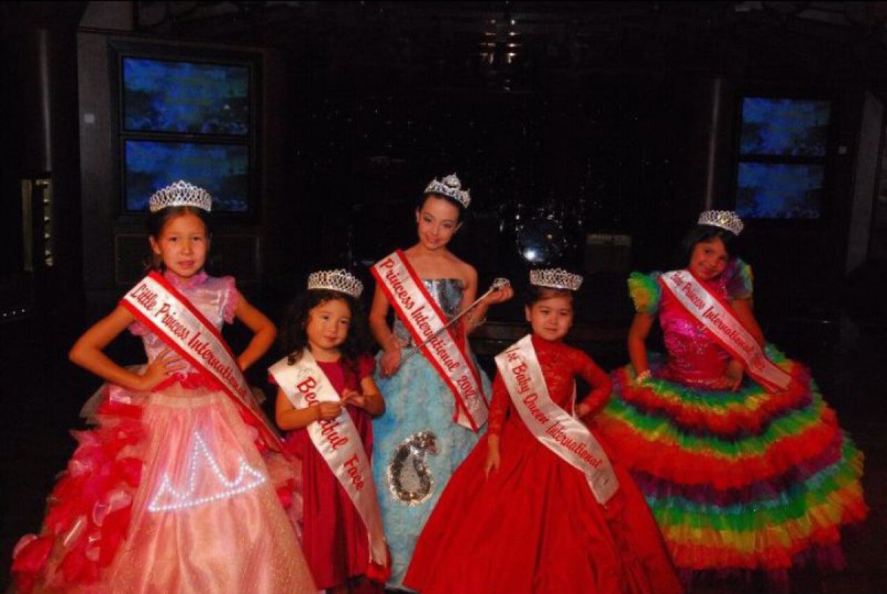 Восьмилетняя Алуа Каргабаева из Алматы (первая слева) заняла второе место на международном конкурсе "Маленькая Королева мира-2012". Фото предоставлено организаторами