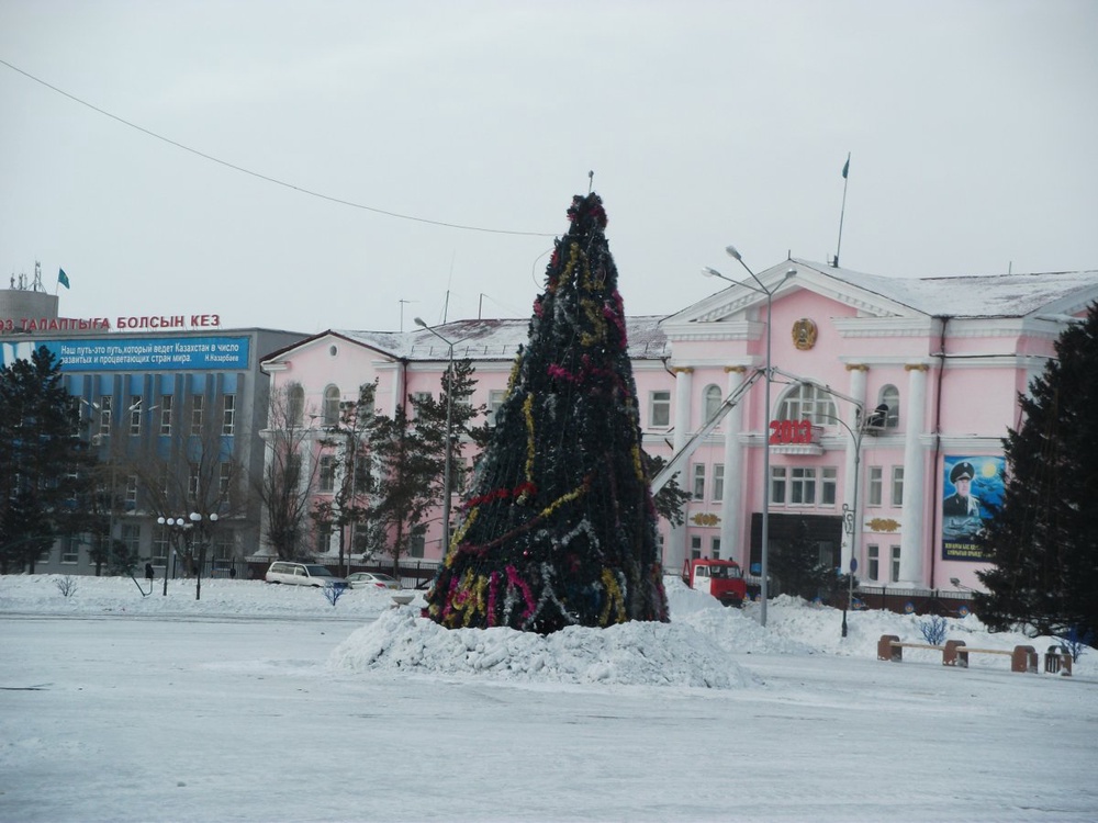 Новая елка на центральной площади Семея. Фото Руслан Шакабаев©