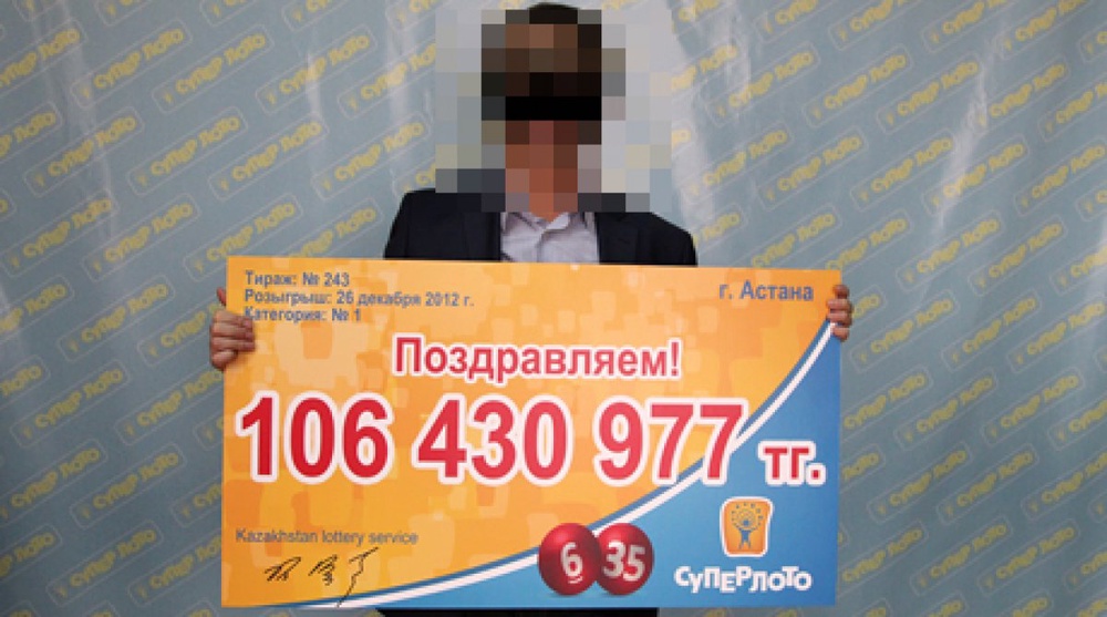 Лицо победителя скрыто в целях его безопасности. Фото ©Владимир Прокопенко