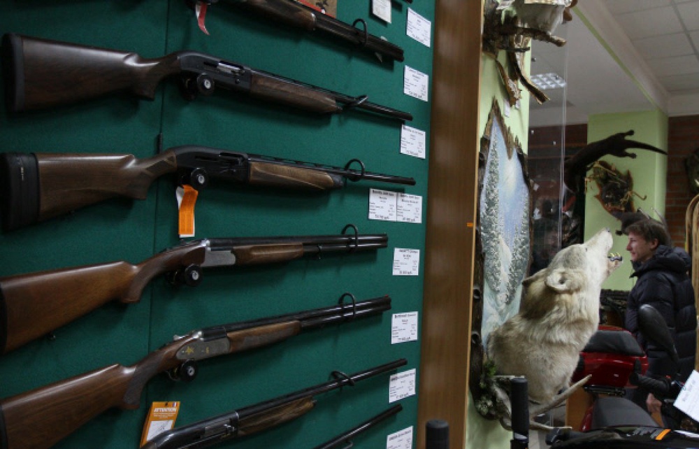 Образцы оружия на витрине оружейного магазина. Фото ©РИА Новости