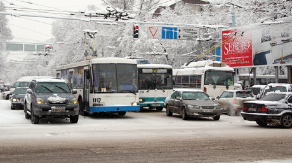 Автотранспорт в центре Алматы. Фото ©Ярослав Радловский