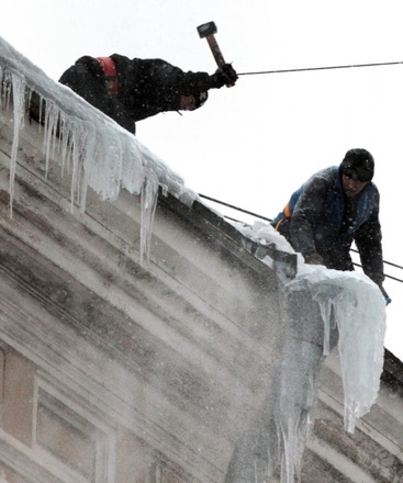 Расчистка крыши от снега и льда. Фото РИА Новости©