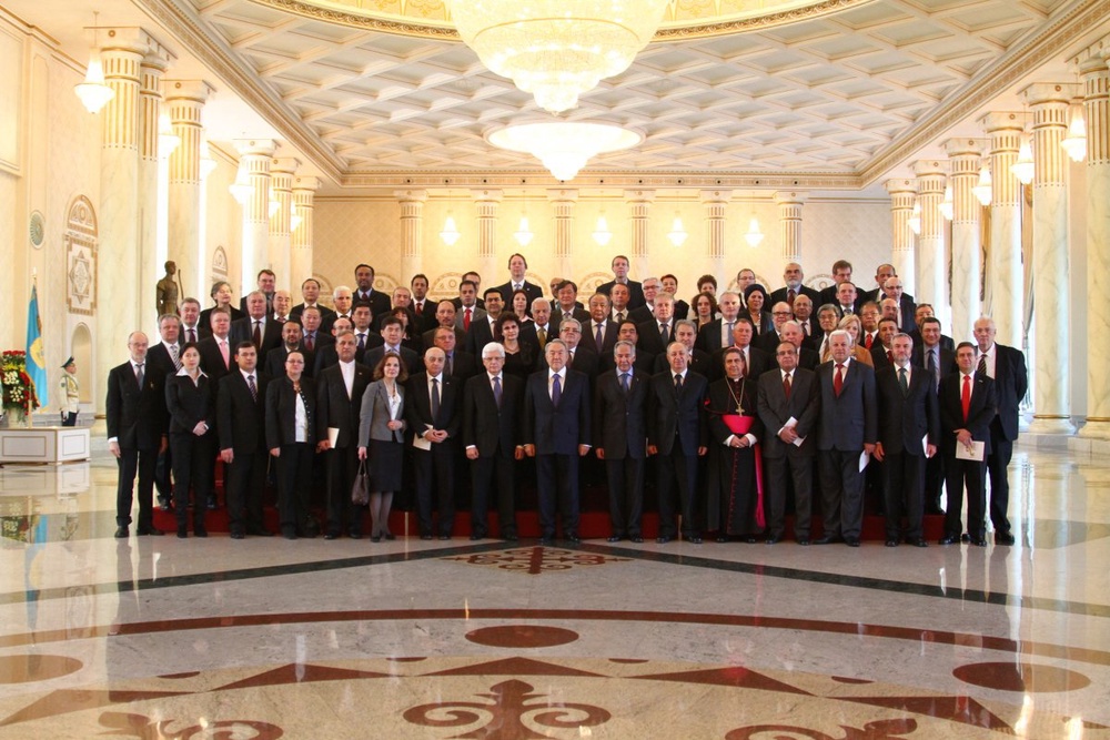 Нурсултан Назарбаев с главами зарубежных дипмиссий в Акорде. Фото ©Даниал Окасов