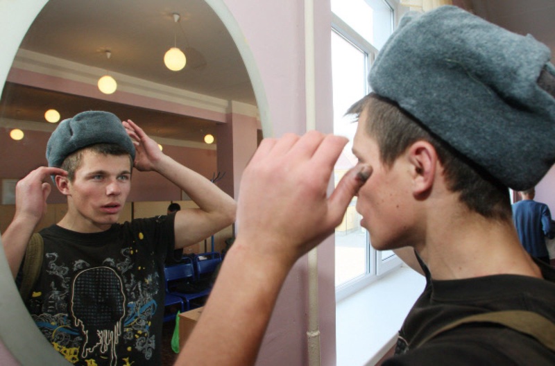 Призывник примеряет армейскую шапку в пункте выдачи аммуниции и военной формы. Фото ©РИА Новости