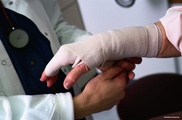 Более 100 человек обратились в травмпункты Алматы из-за гололеда