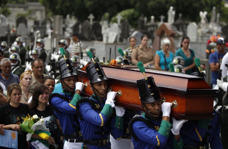 Похороны погибших в ночном клубе Kiss в городе Санта-Мария. Фото REUTERS/Pilar Olivares©