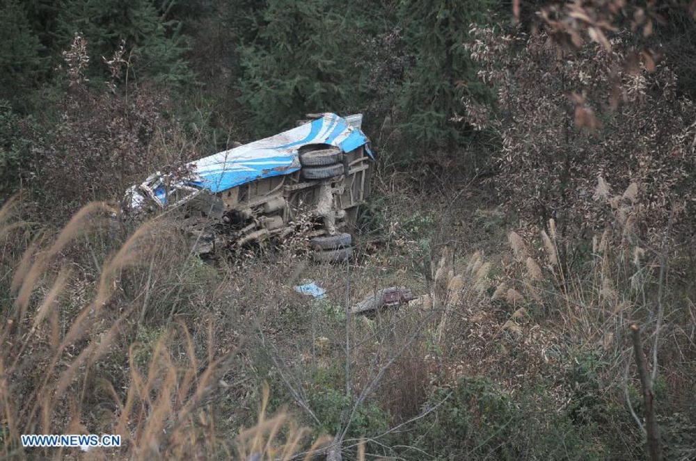 Автобус упал в горную расщелину. Фото с сайта Russian.news.cn