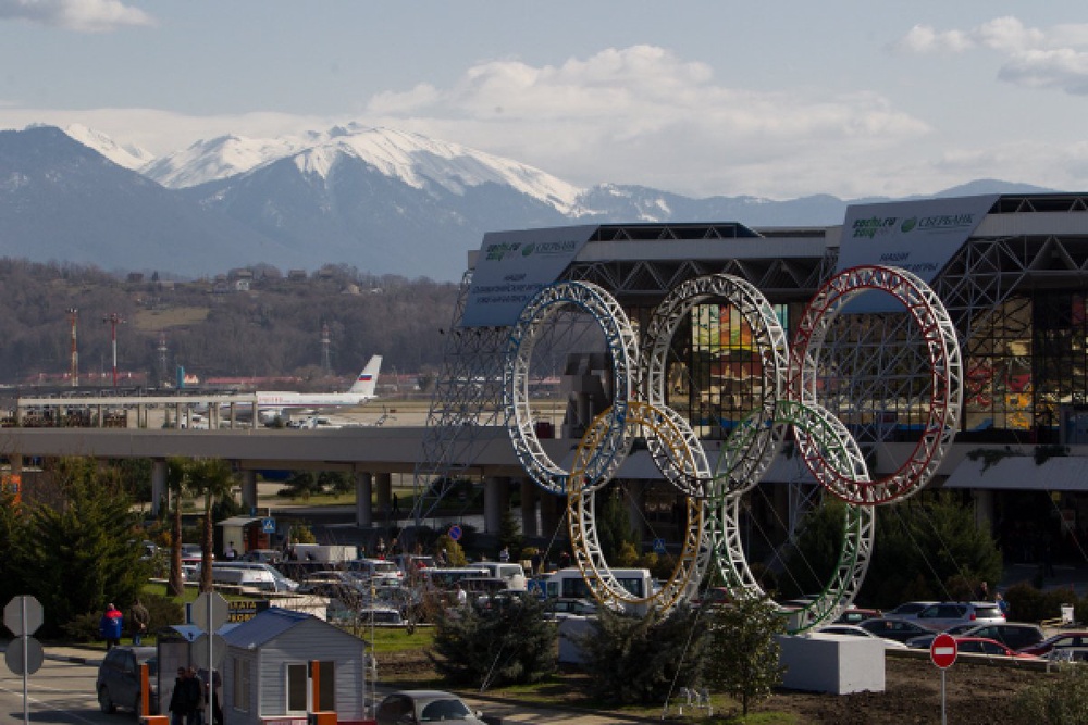 Олимпийские кольца у здания сочинского аэропорта. Фото ©РИА Новости